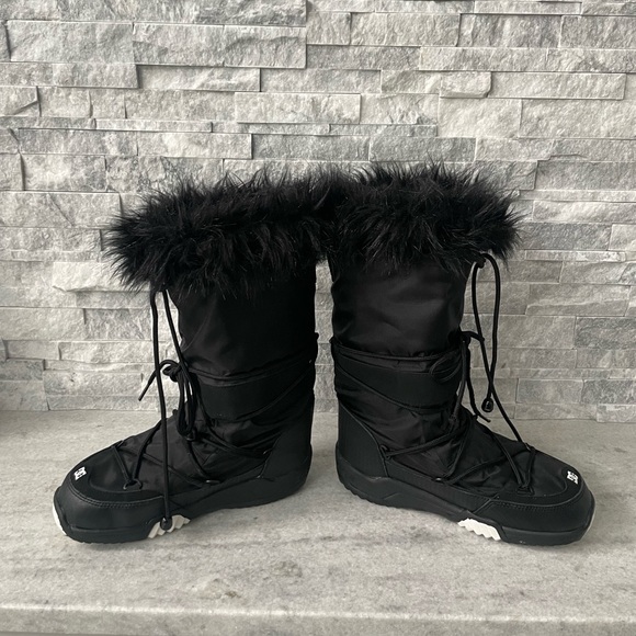 🚫🚫SOLD🚫🚫🚫Y2K DC Fur Boot 🥰 - Picture 3 of 6